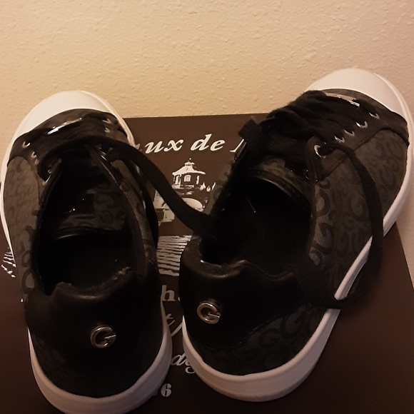 Guess Shoes Size 8 Canvas Monogram Sneakers NWOT - Picture 10 of 16